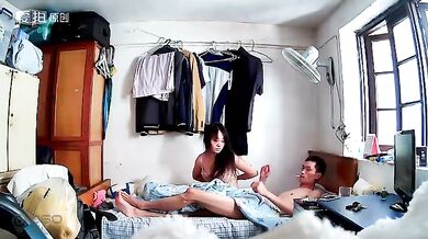 稀缺资源秘 年度精选二黑客破解家庭摄像头真实偸拍五花八门的居家隐私生活裸奔换衣打炮高清无水原档 (14)